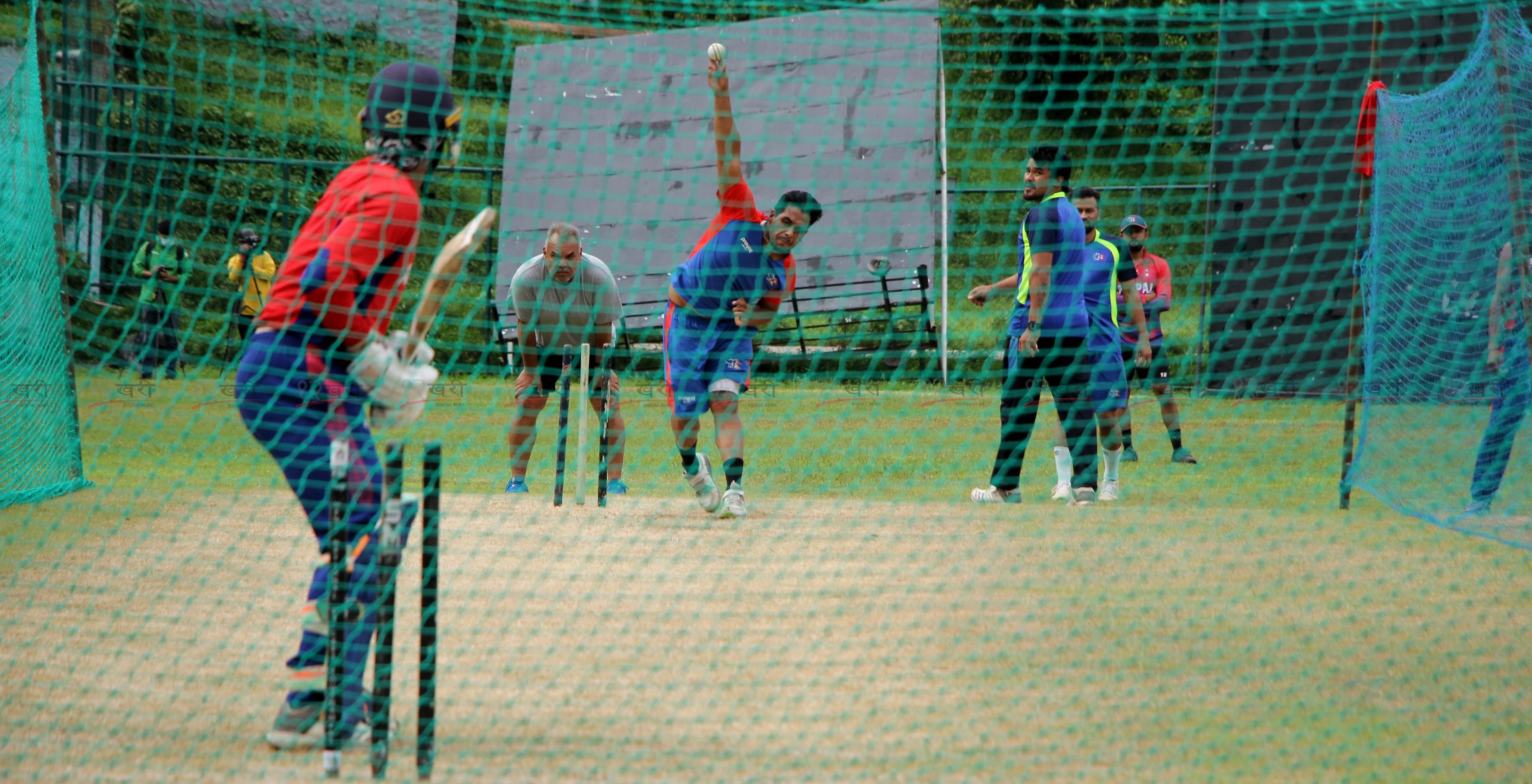 राष्ट्रिय क्रिकेट टोलीको बन्द प्रशिक्षण सुरु (फाेटाेफिचर)
